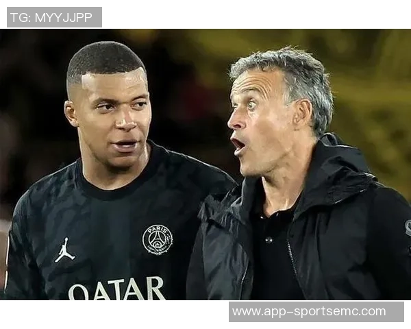 姆巴佩赛后与恩里克亲切交流并向前队友们表达一致意见 姆巴佩赛后与恩里克亲切交流并向前队友们表达一致意见